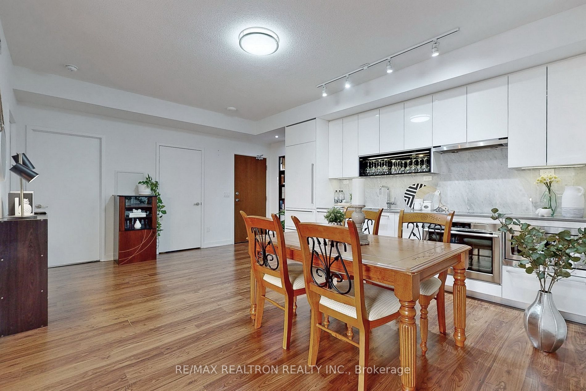 115 Mcmahon Drive, #2711