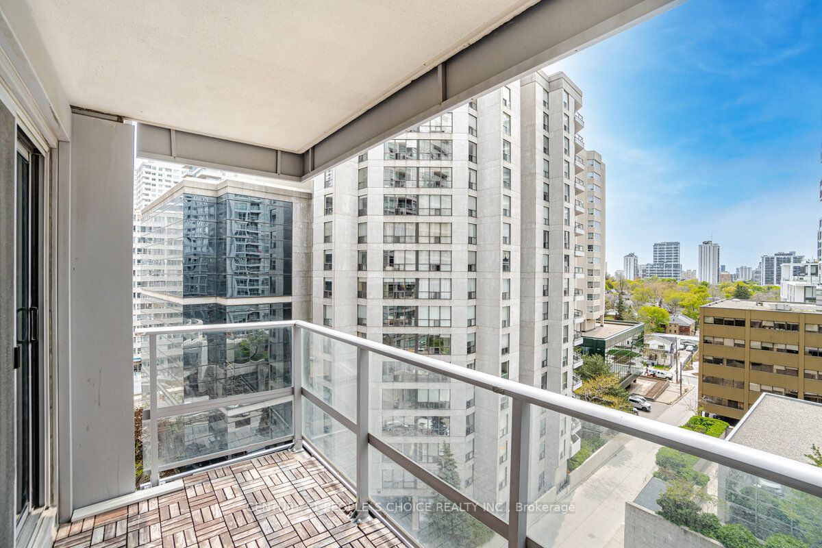 2191 Yonge St, #902
