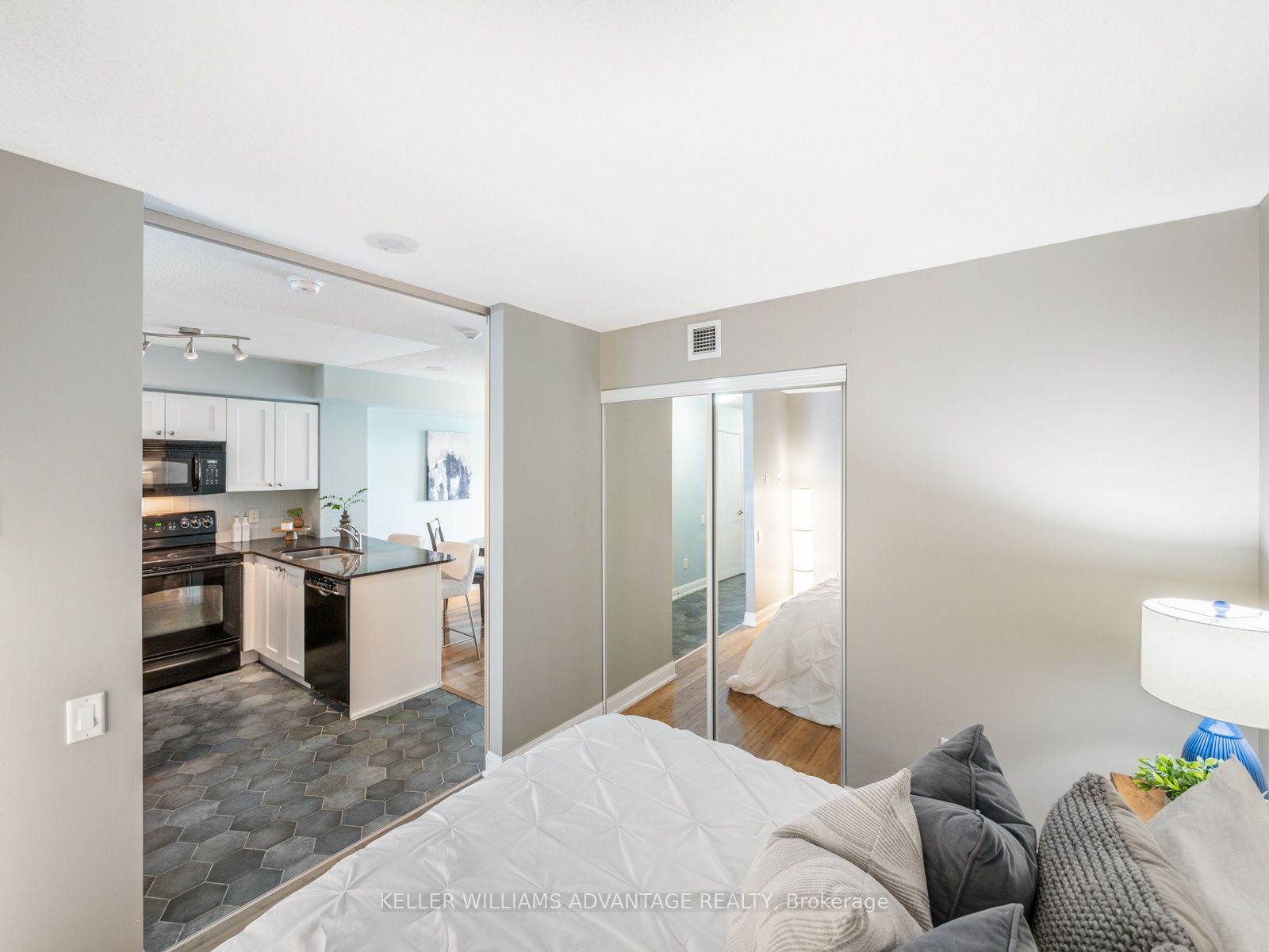 2181 Yonge St, #1004