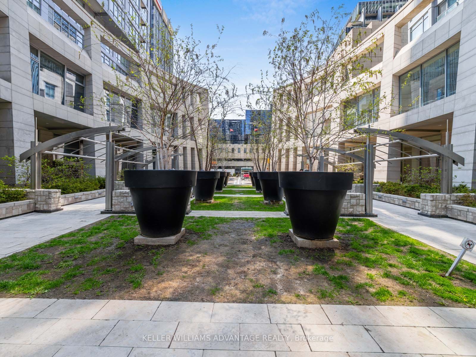2181 Yonge St, #1004