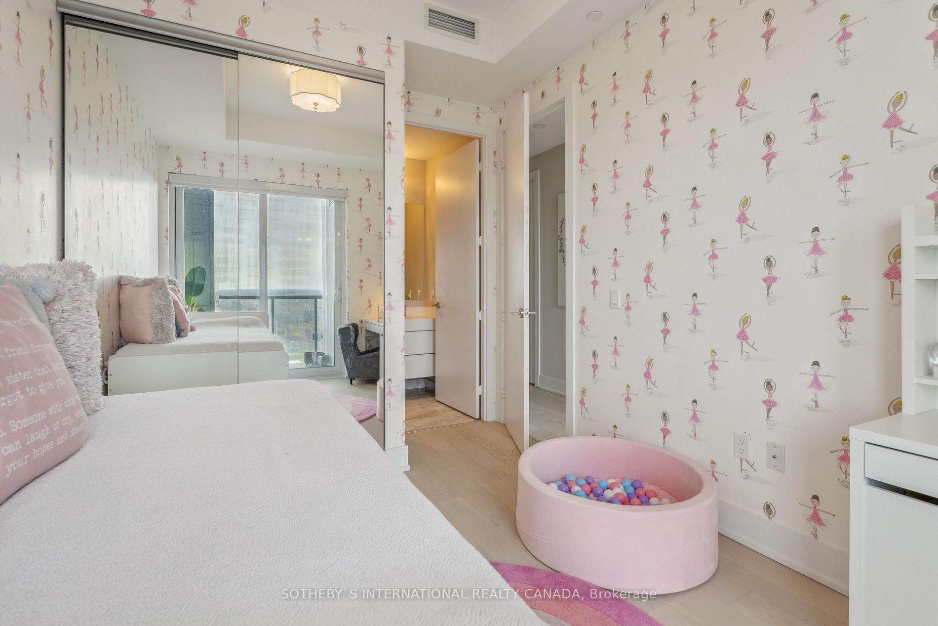 1 Yorkville Ave, #5405