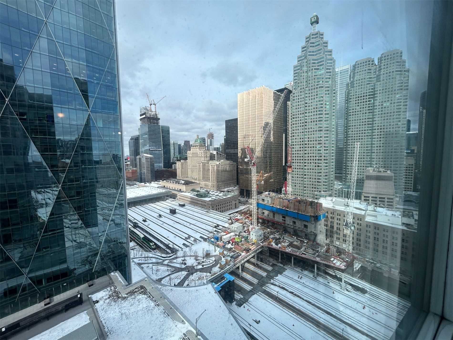 18 Yonge St, #2802