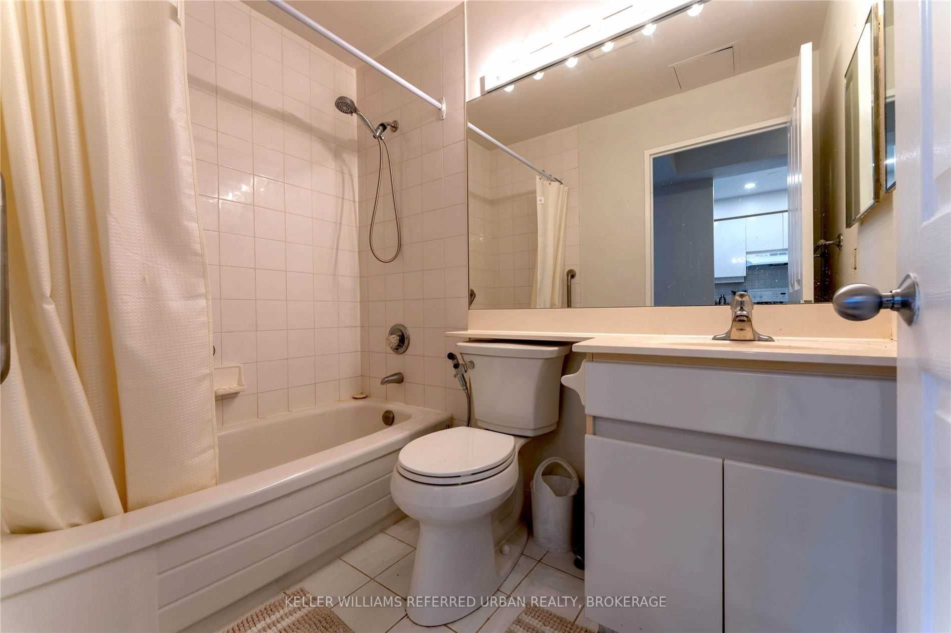942 Yonge St, #Ph110