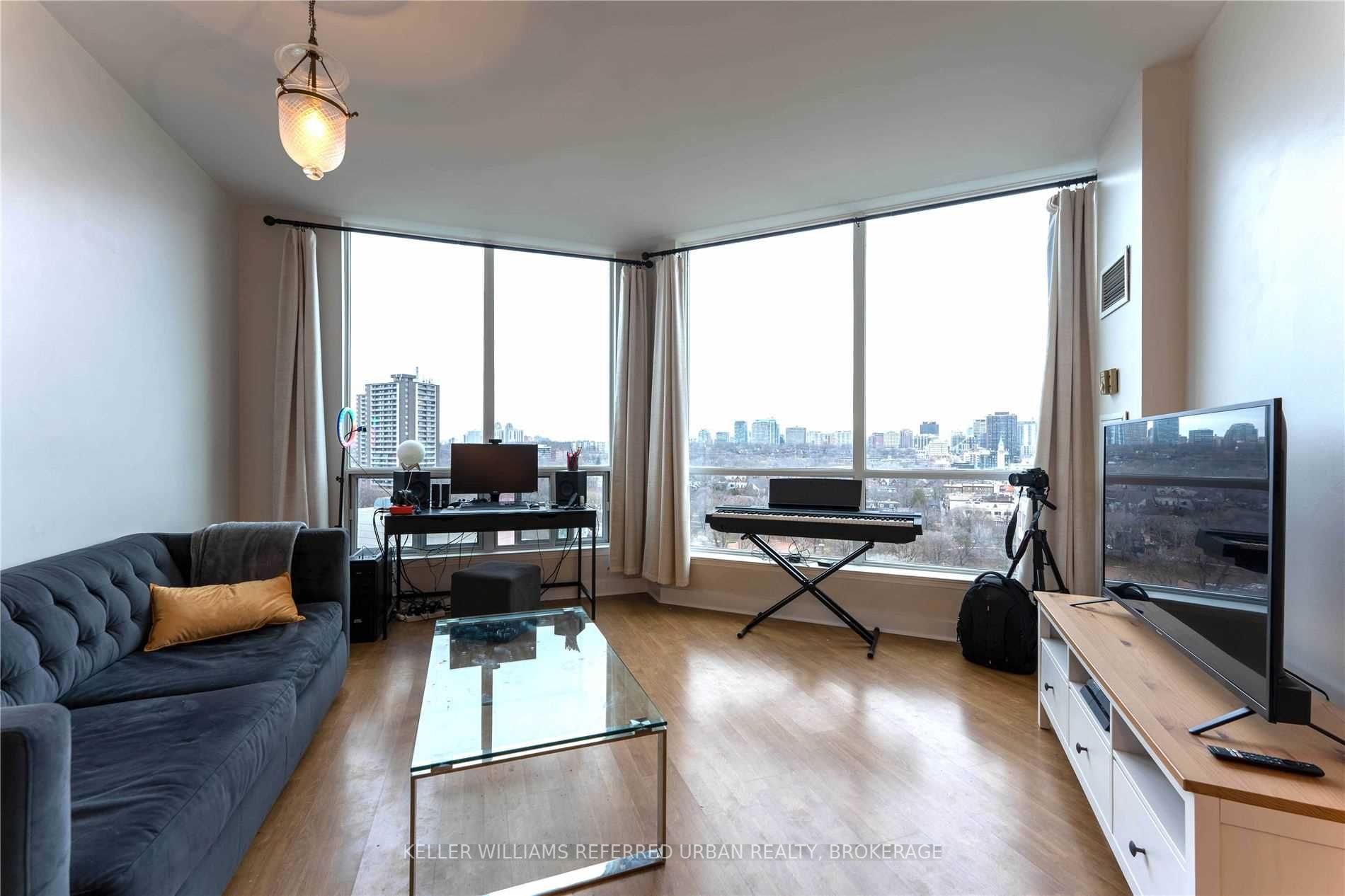 942 Yonge St, #Ph110