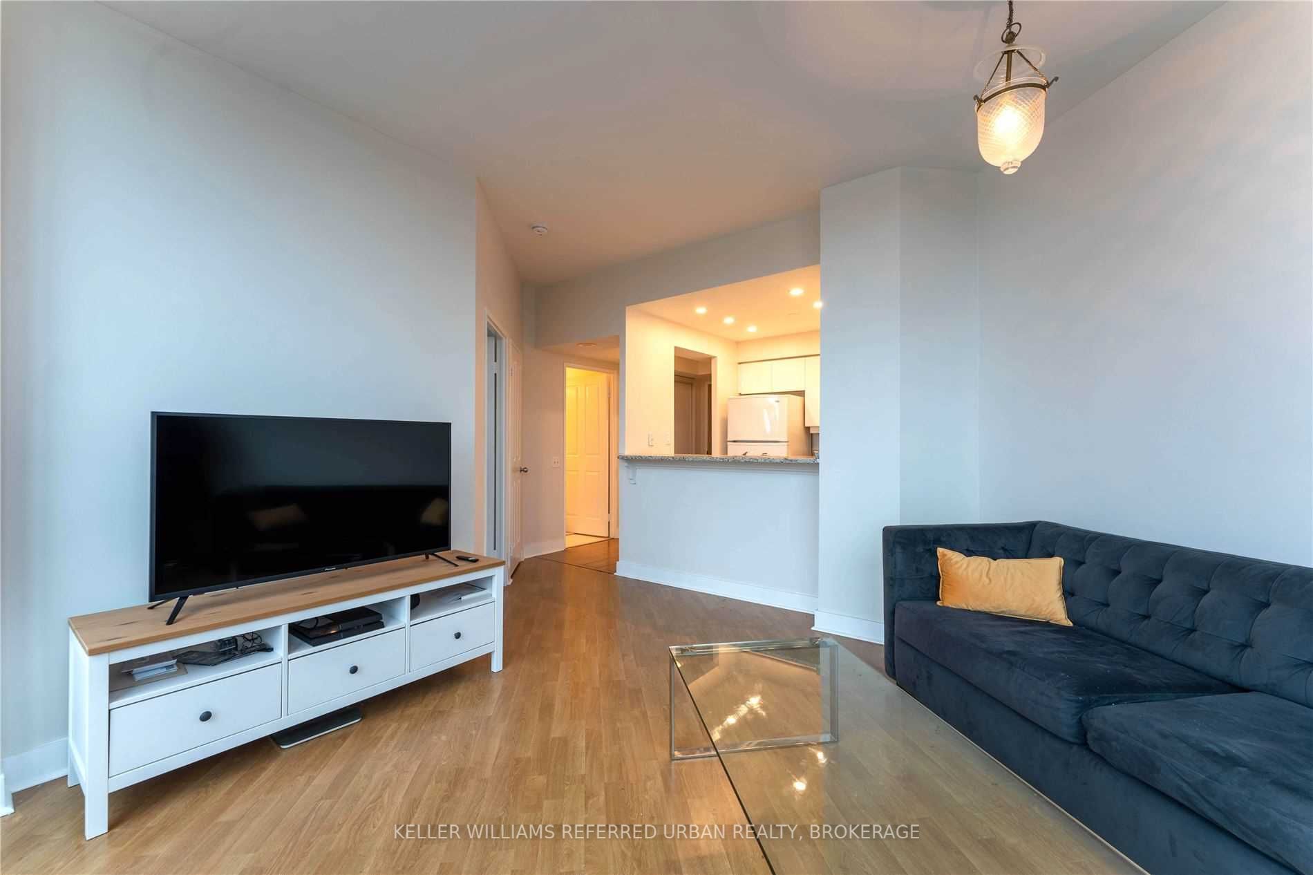 942 Yonge St, #Ph110