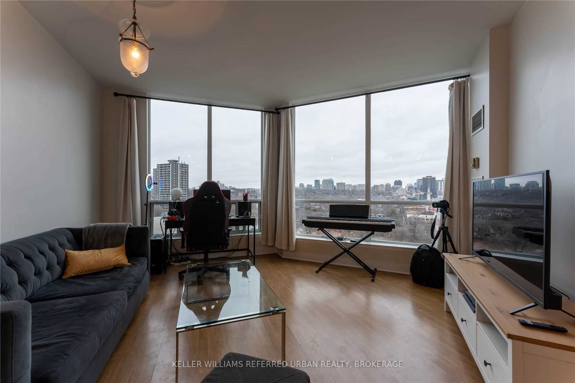 942 Yonge St, #Ph110
