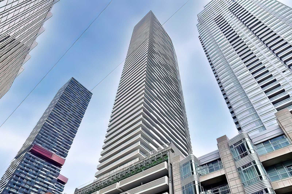 2221 Yonge St, Toronto