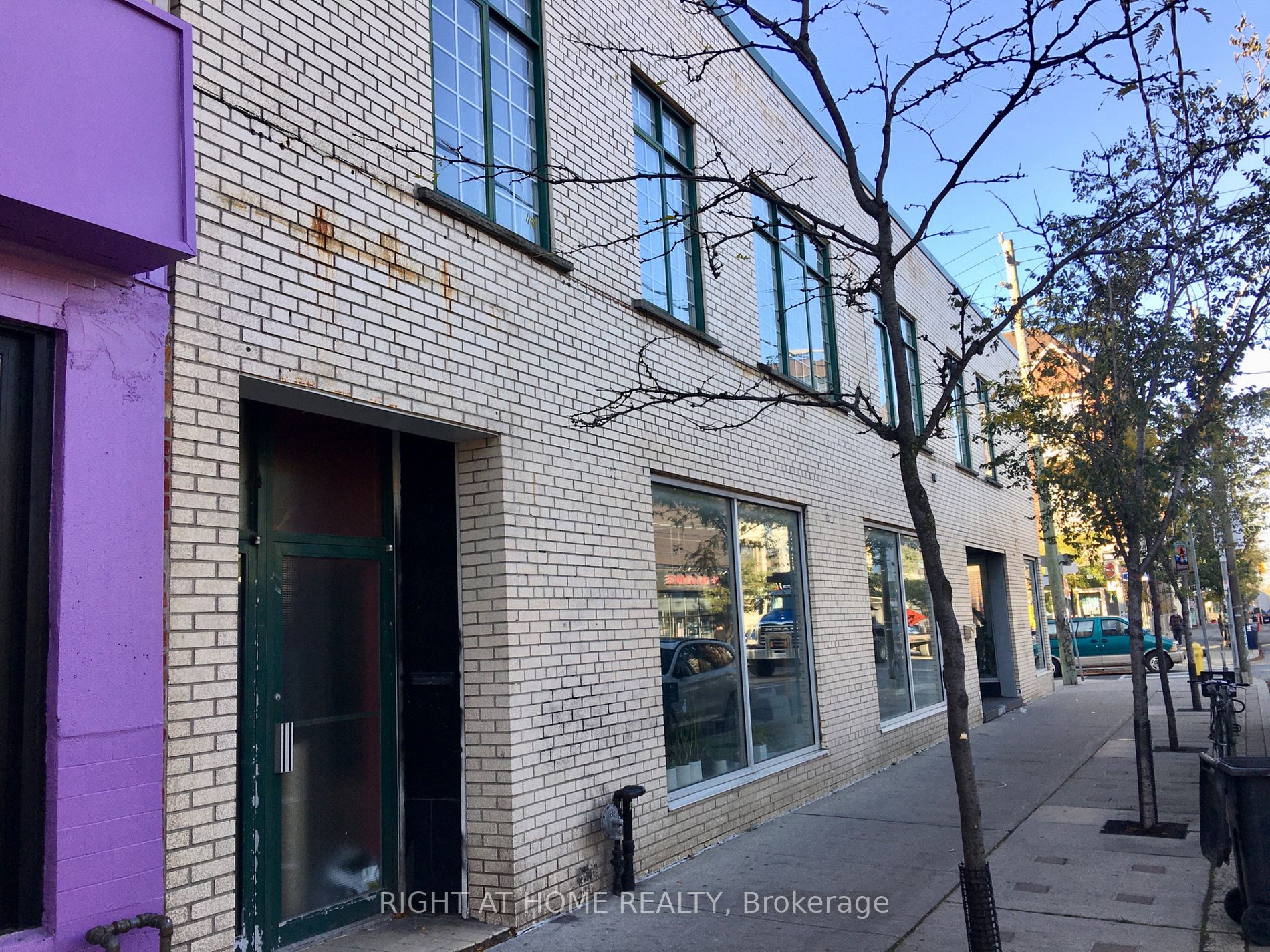 837 Dundas St W