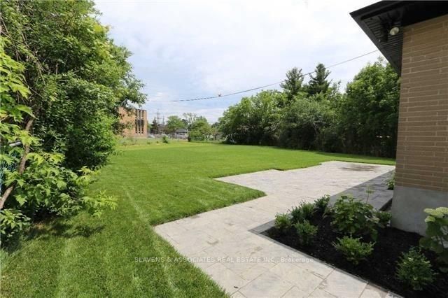 17 Robson Pl