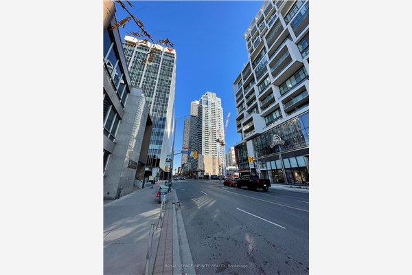 2181 Yonge St, Toronto