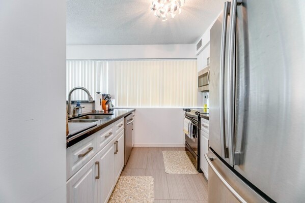 10 Yonge St, #1803