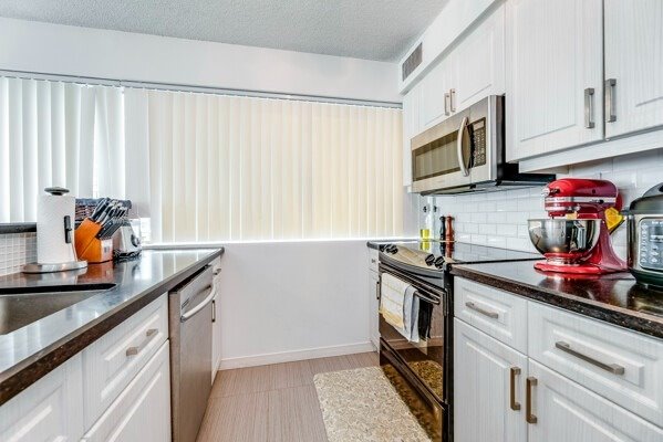10 Yonge St, #1803