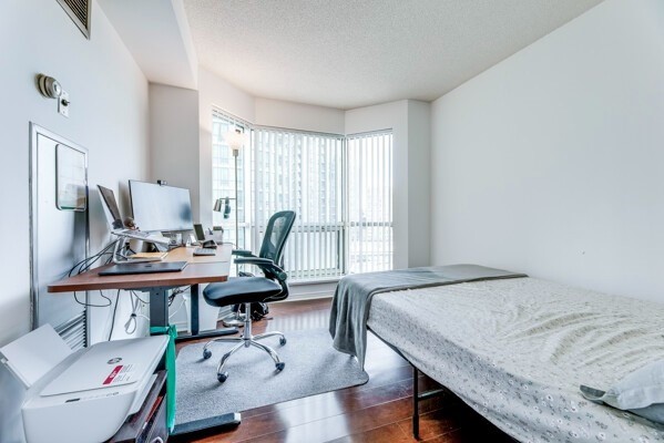 10 Yonge St, #1803