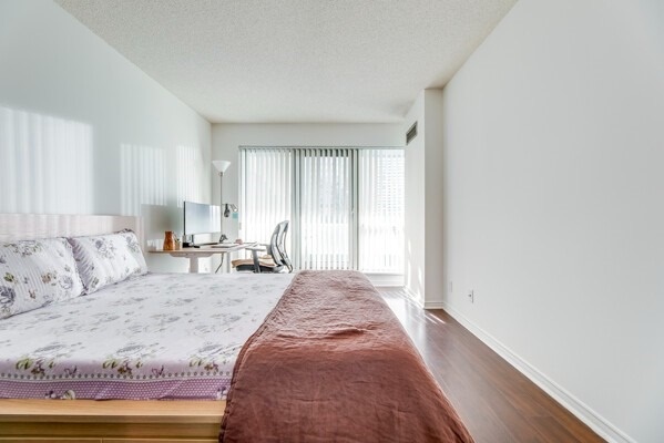 10 Yonge St, #1803