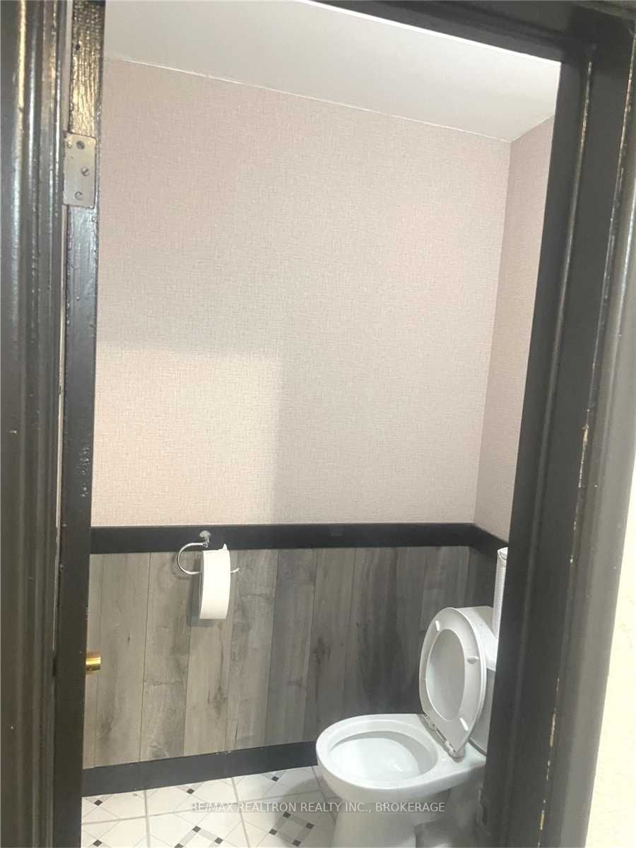 850 Sheppard Ave W