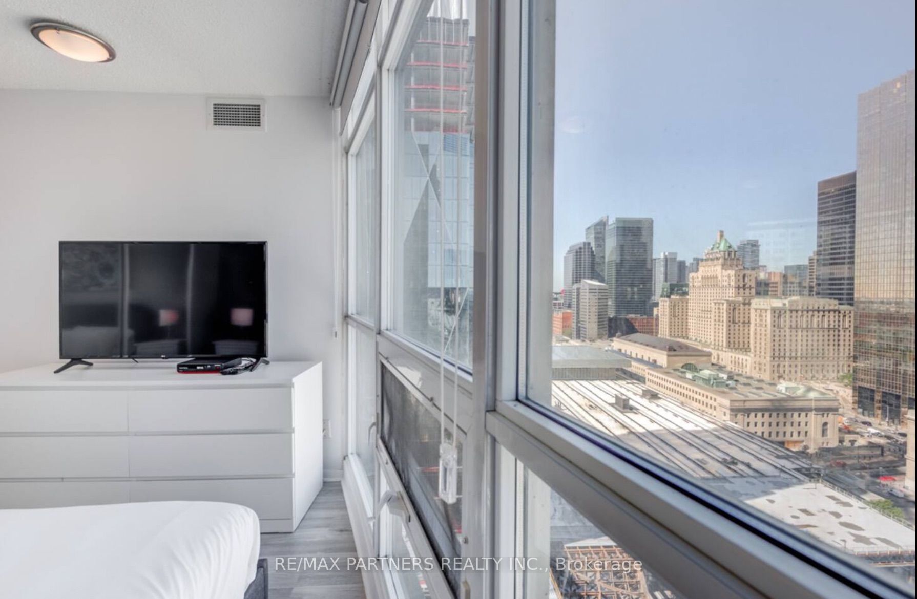 18 Yonge St, #2503