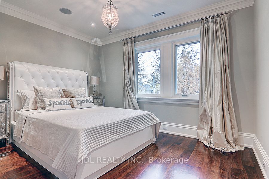 15 Castle Frank Cres