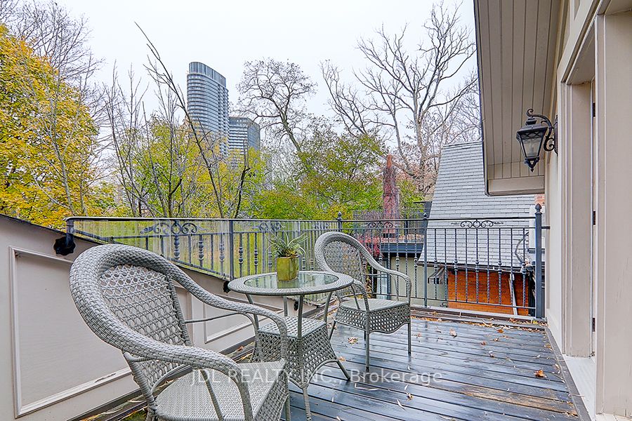 15 Castle Frank Cres