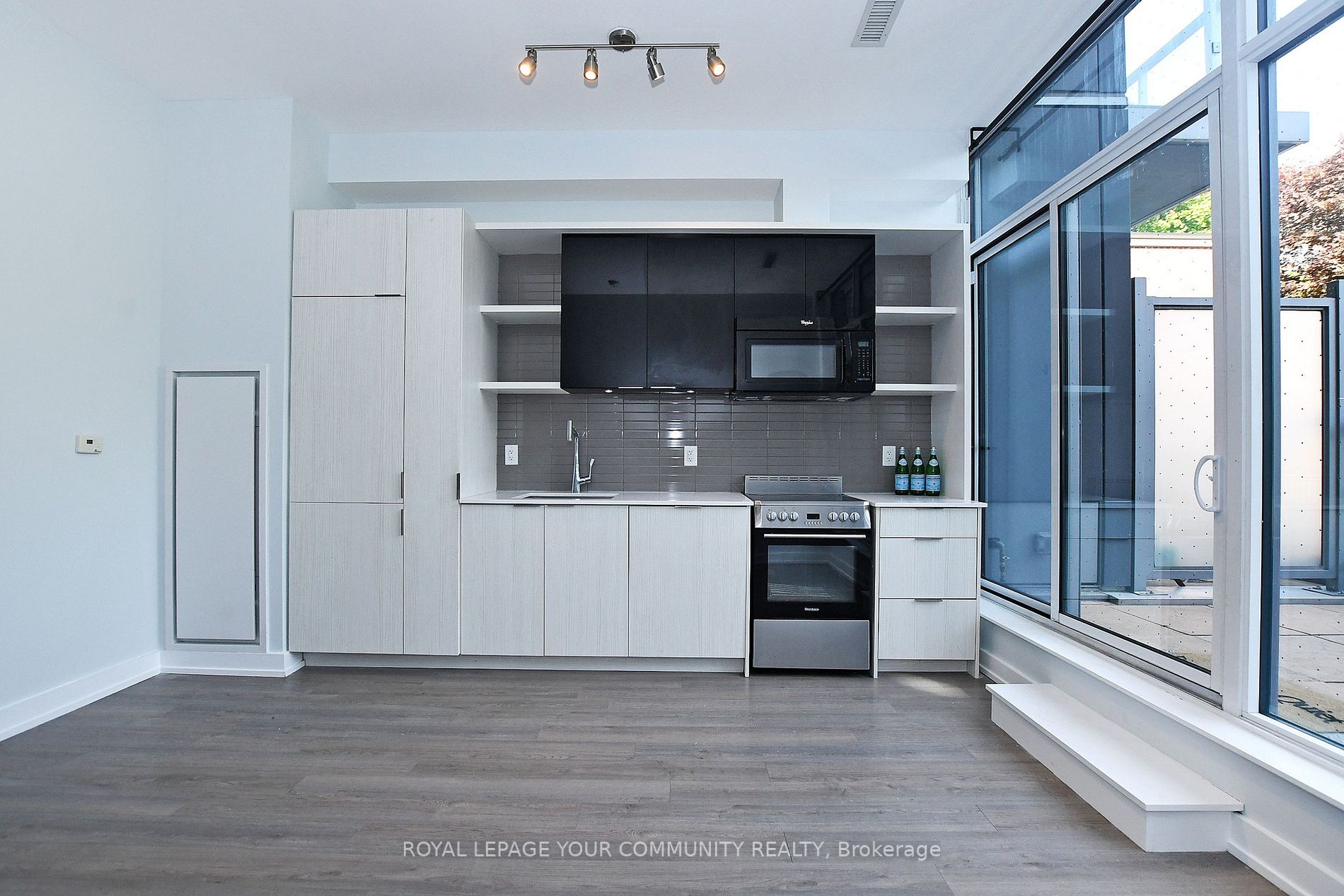 6 Parkwood Ave, #206