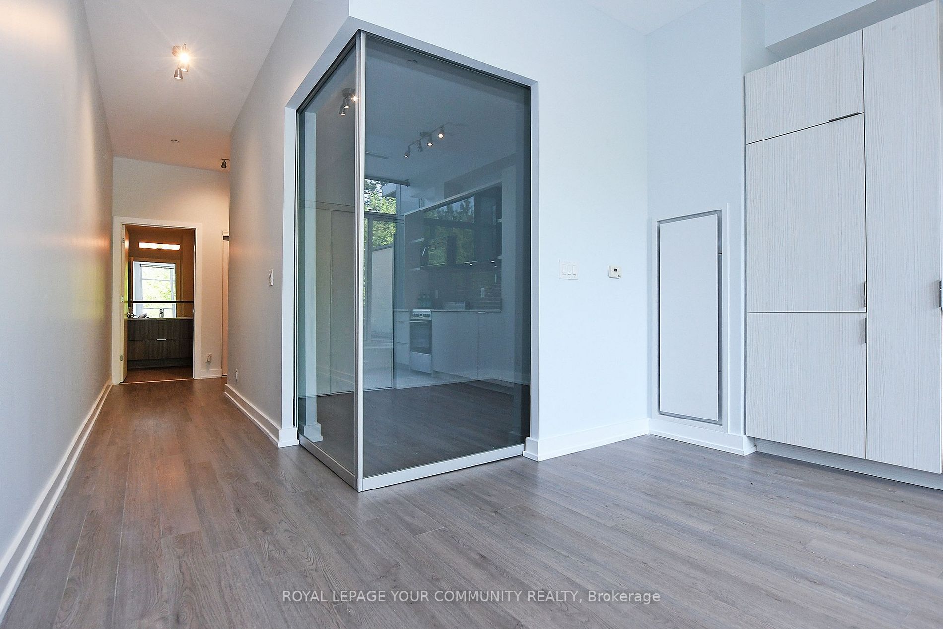 6 Parkwood Ave, #206