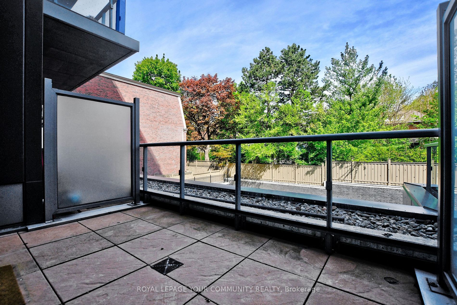 6 Parkwood Ave, #206