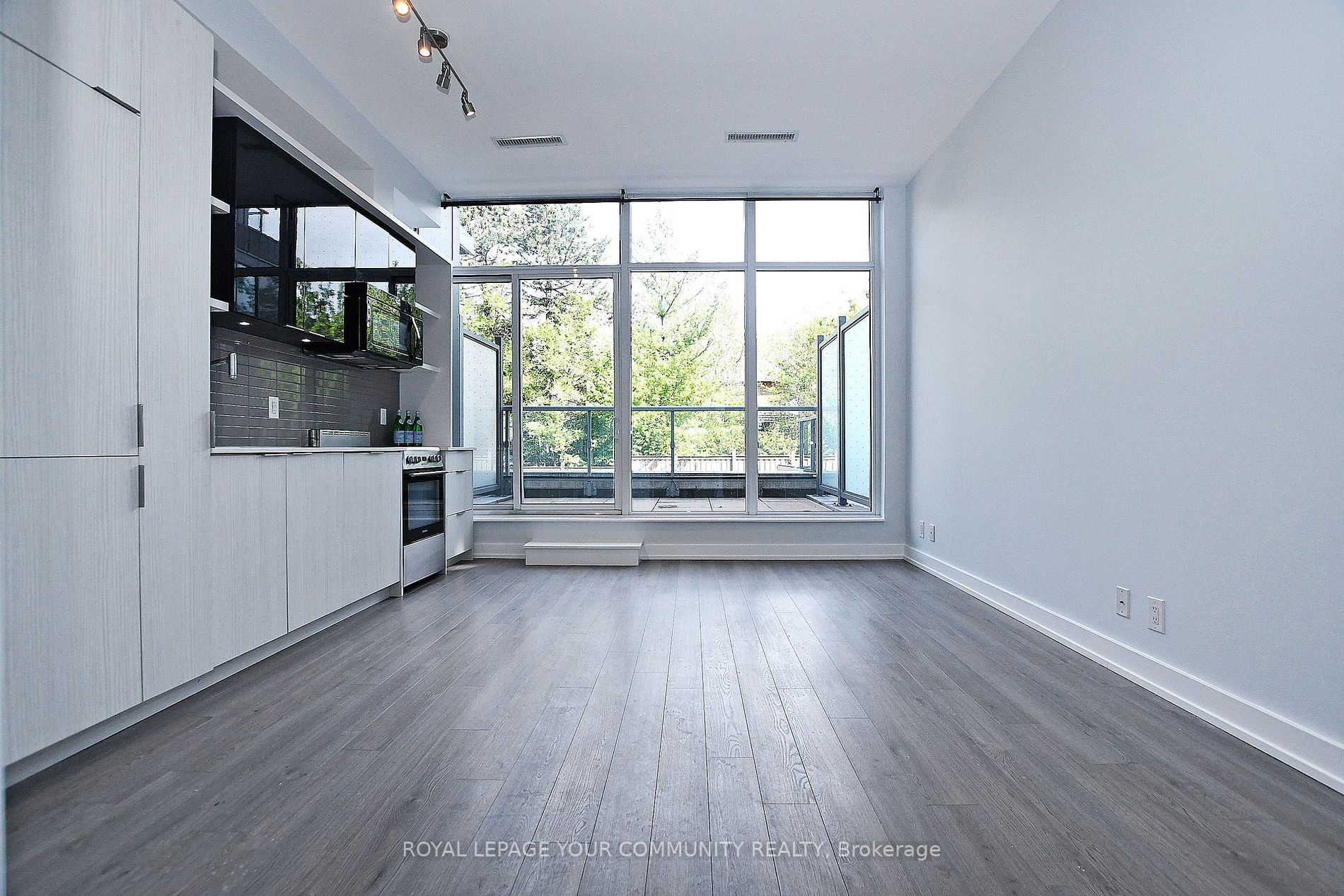 6 Parkwood Ave, #206