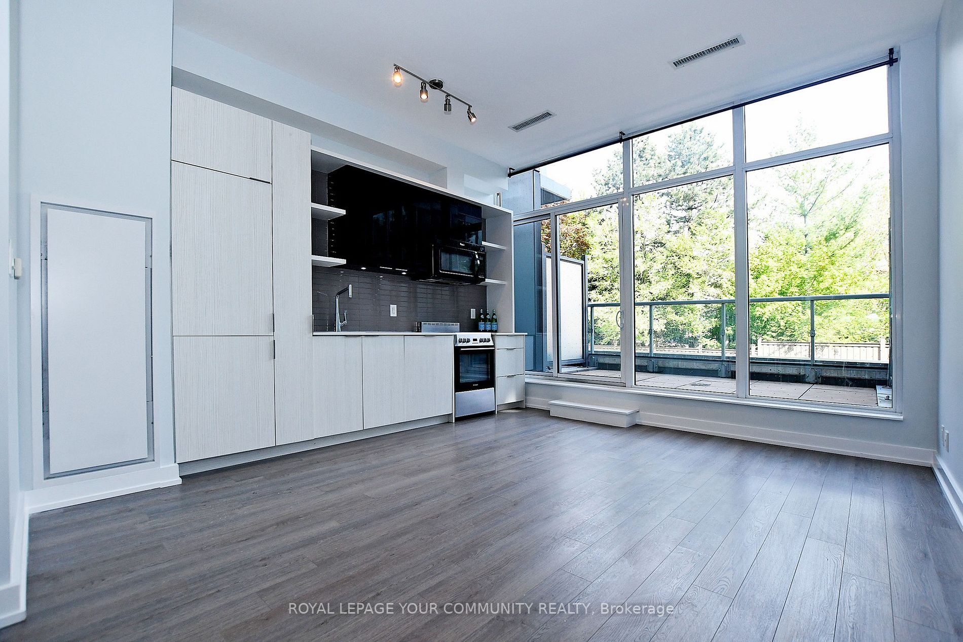 6 Parkwood Ave, #206
