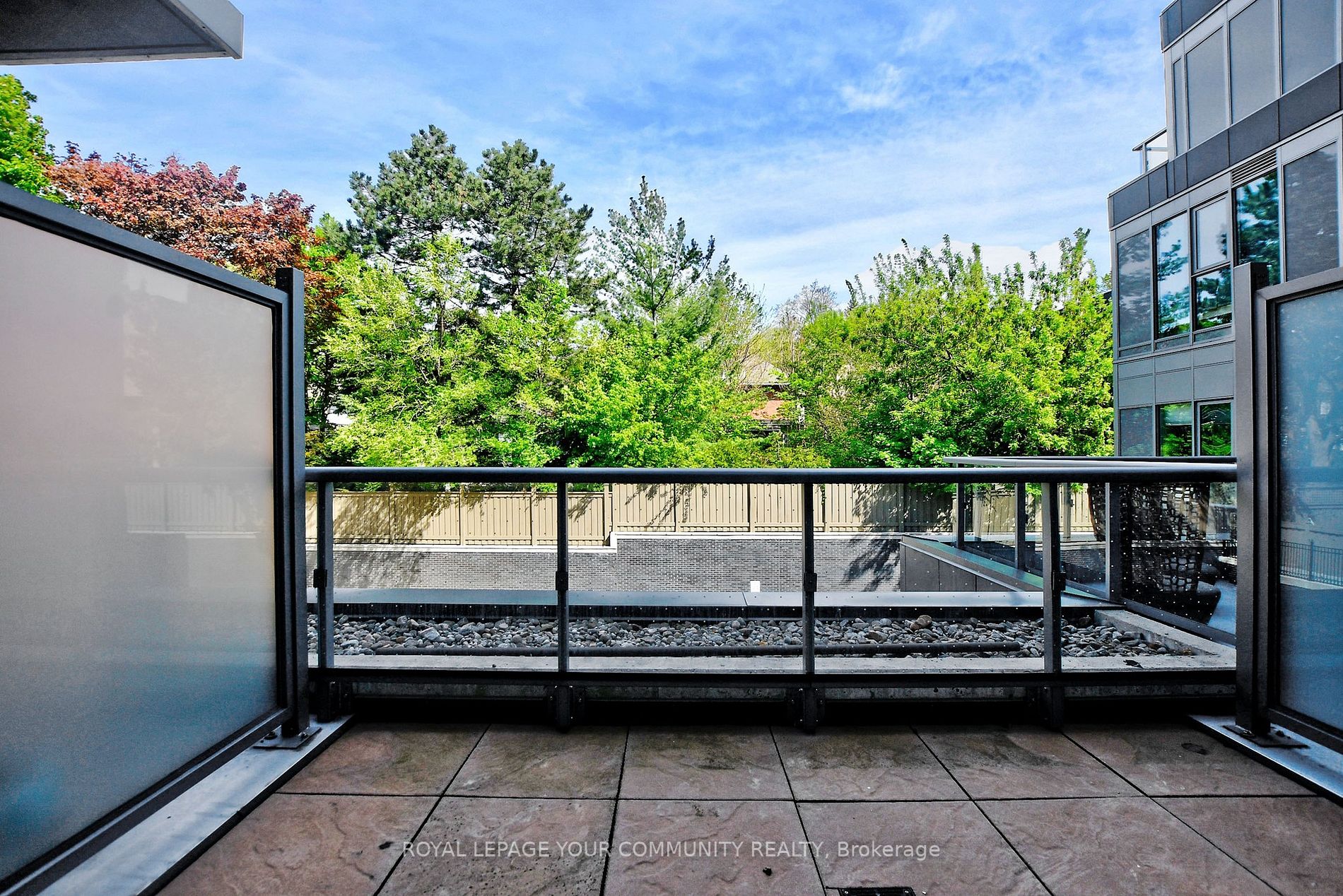6 Parkwood Ave, #206
