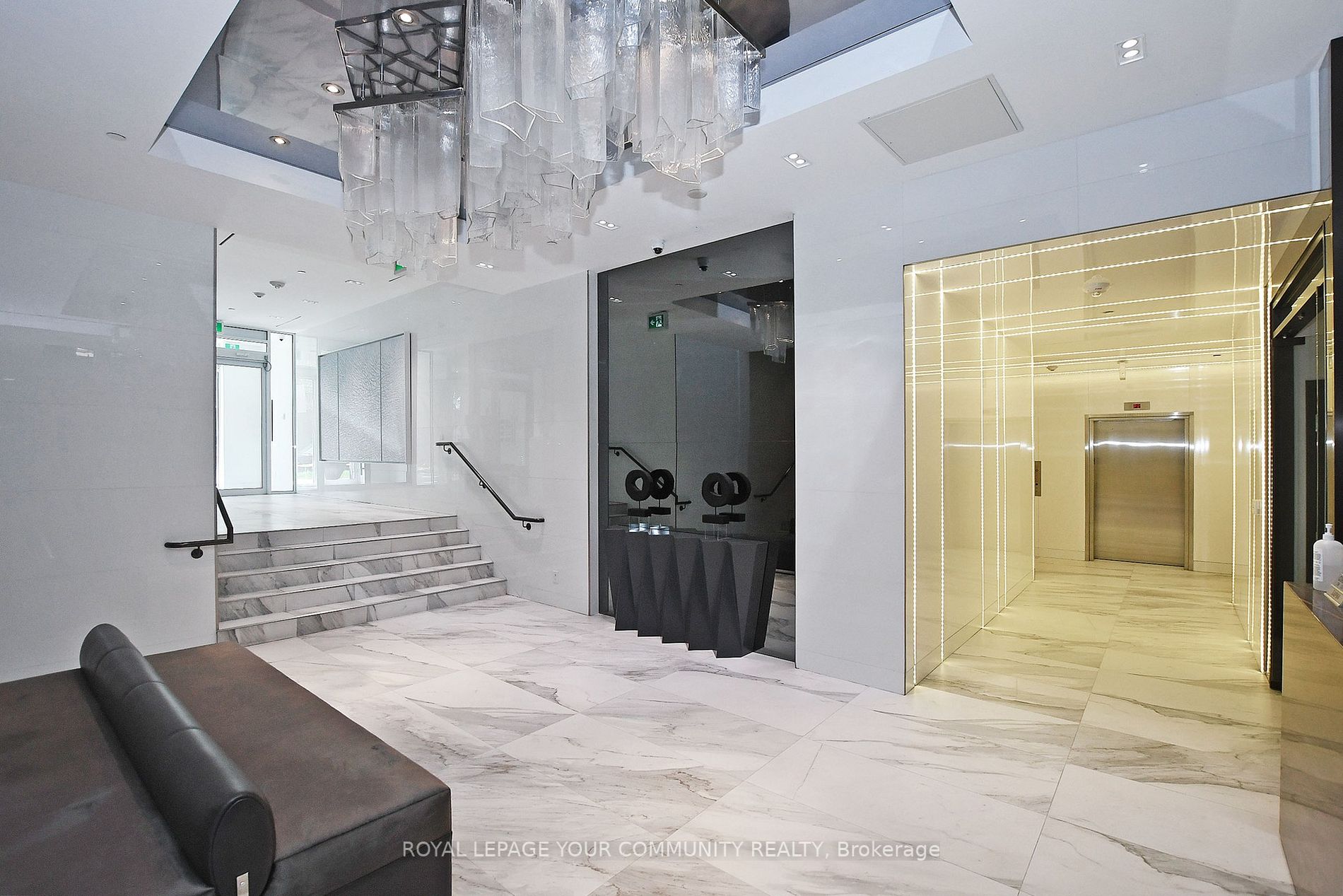 6 Parkwood Ave, #206
