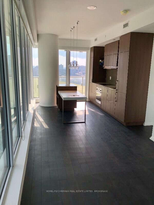 197 Yonge St, #1409