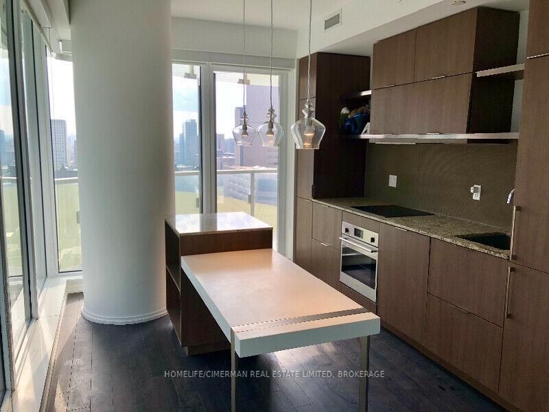 197 Yonge St, #1409