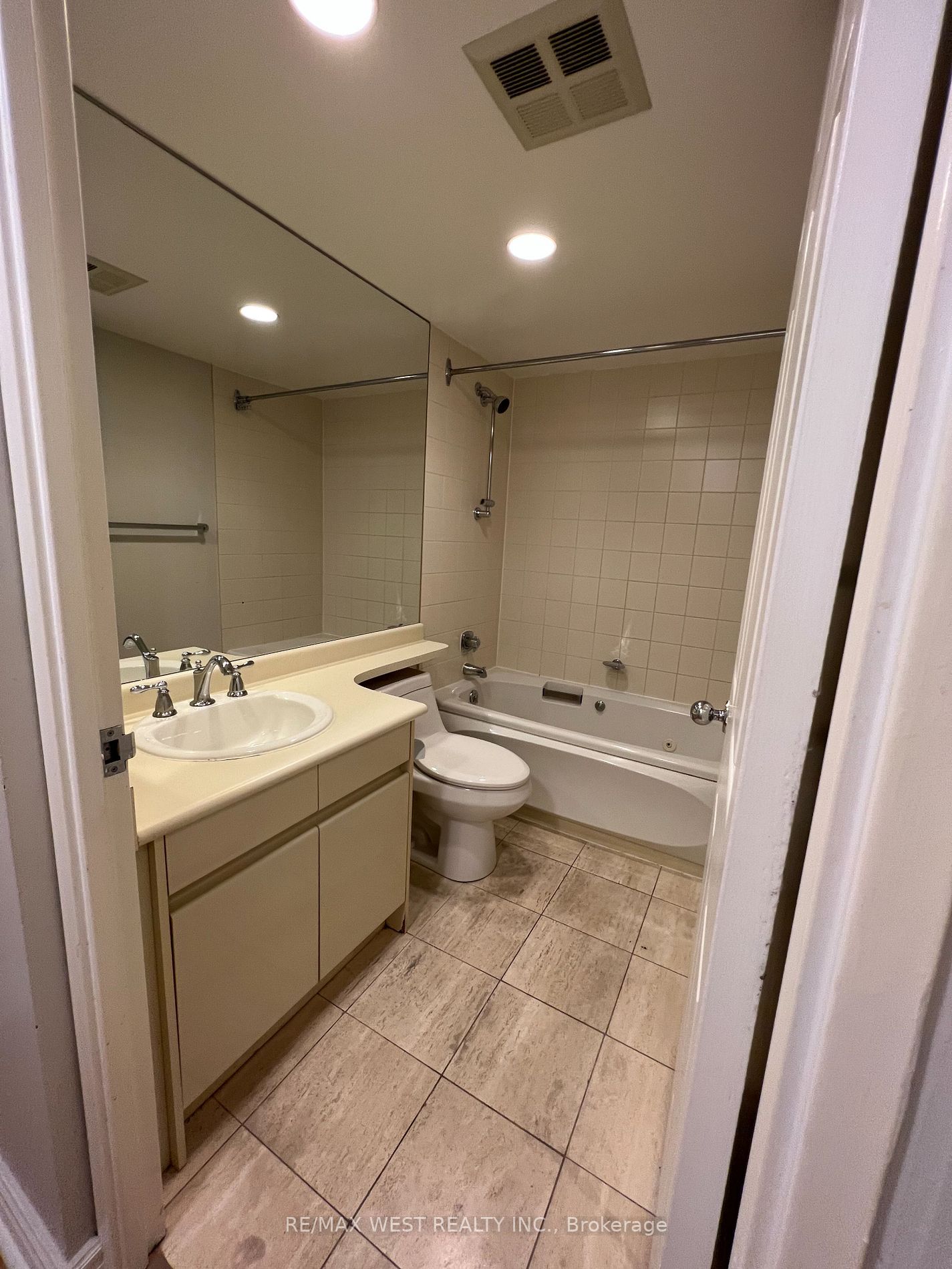 33 University Ave, #303