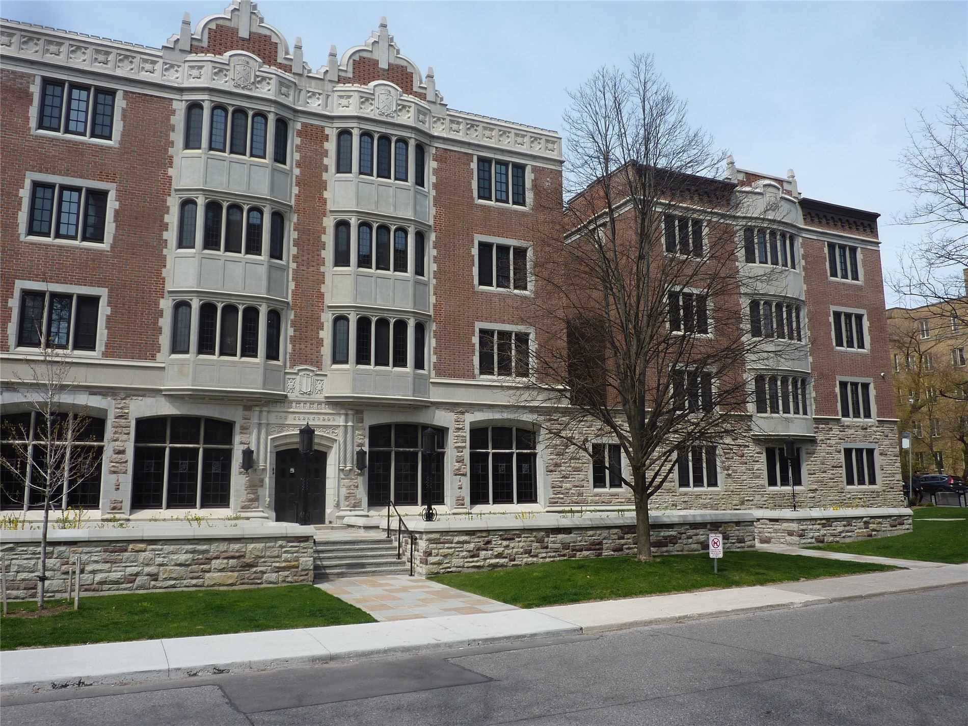 2 Clarendon Avenue #204