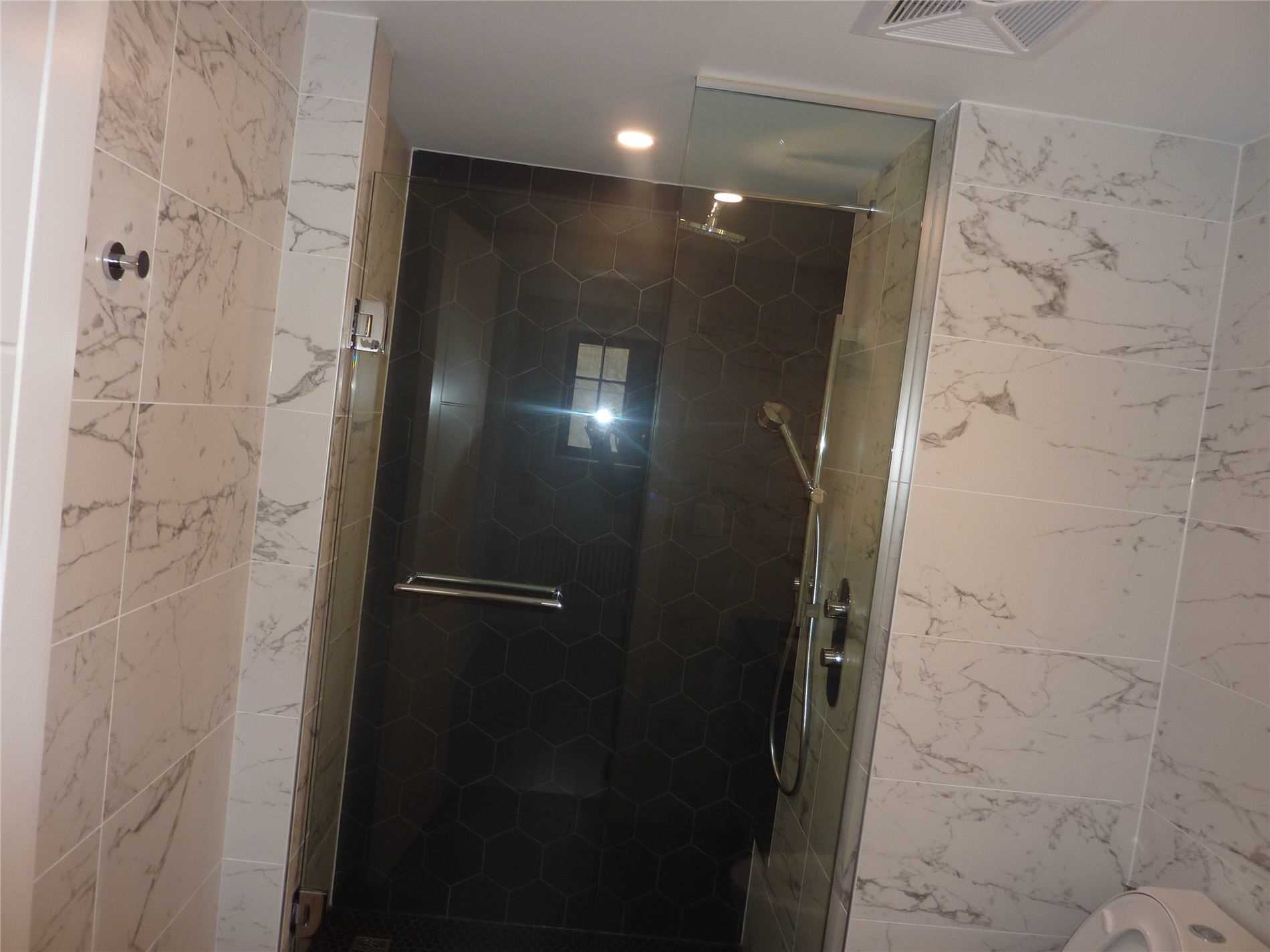 2 Clarendon Avenue #204