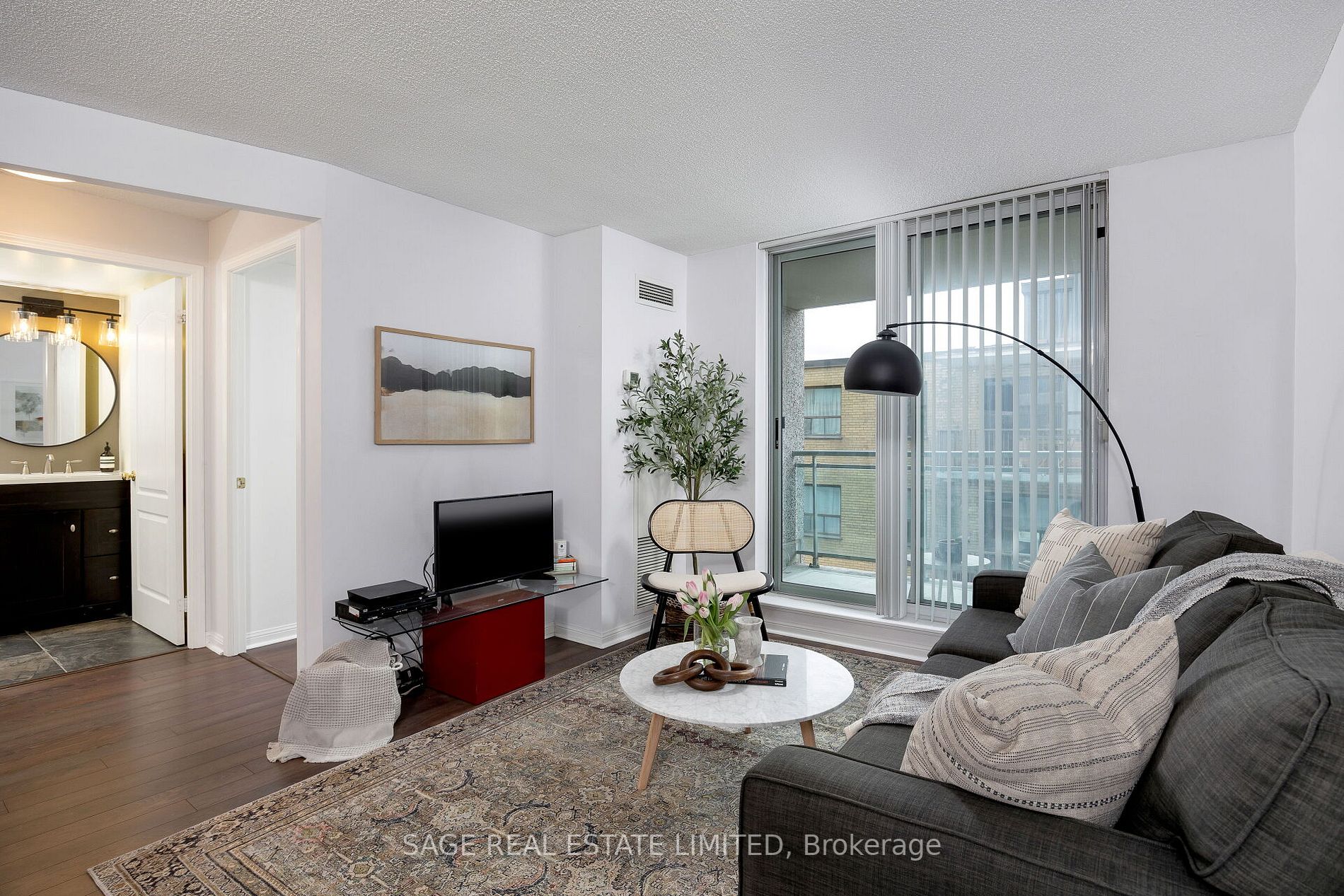 398 Eglinton Ave E, #706