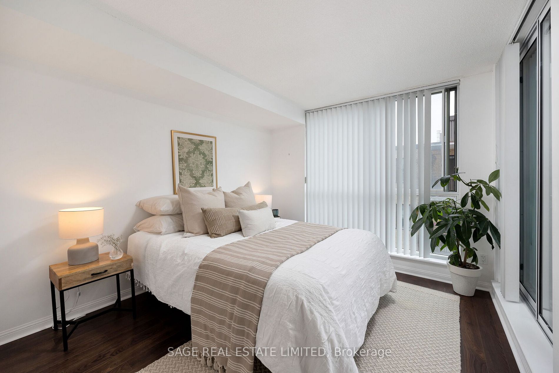 398 Eglinton Ave E, #706