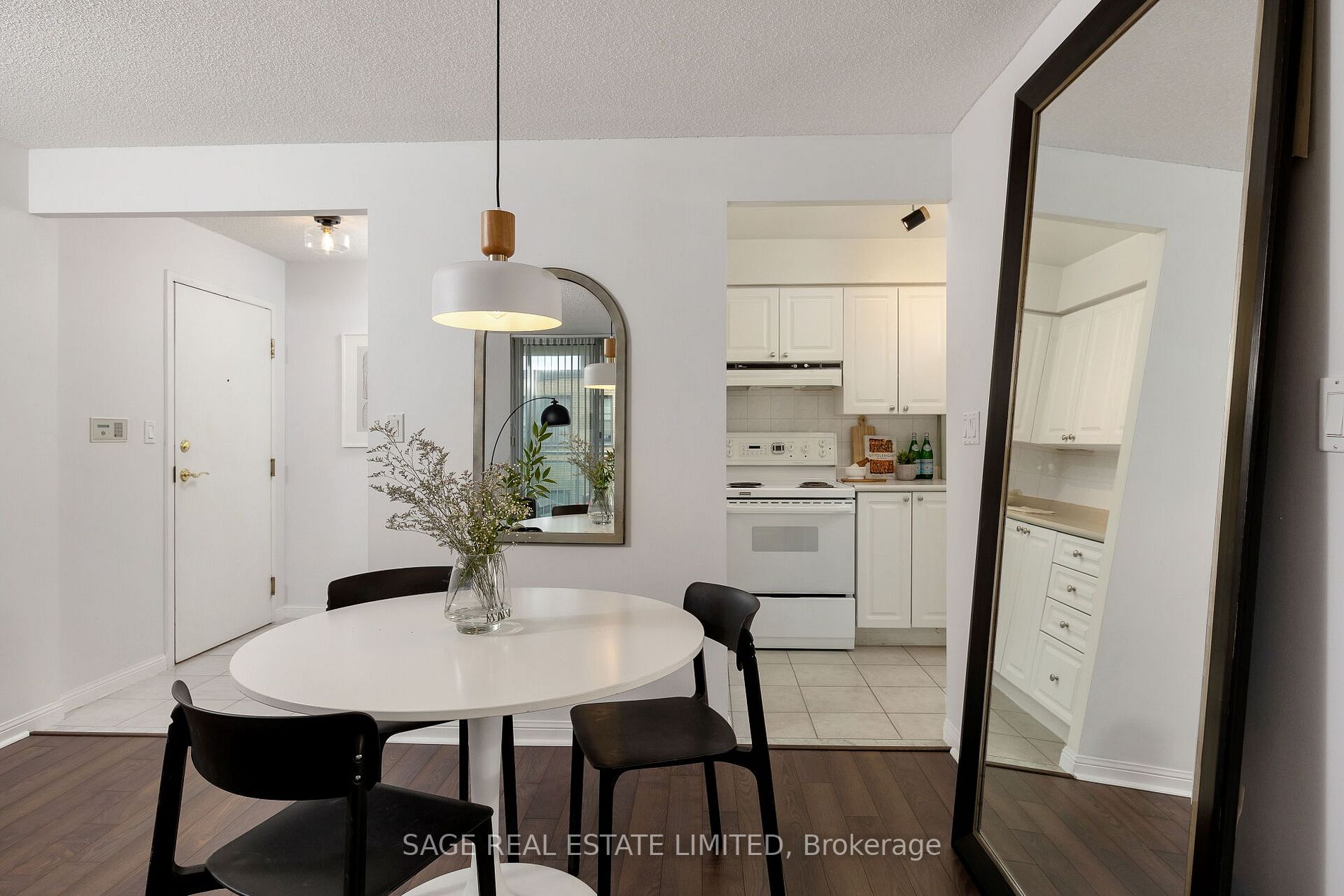 398 Eglinton Ave E, #706