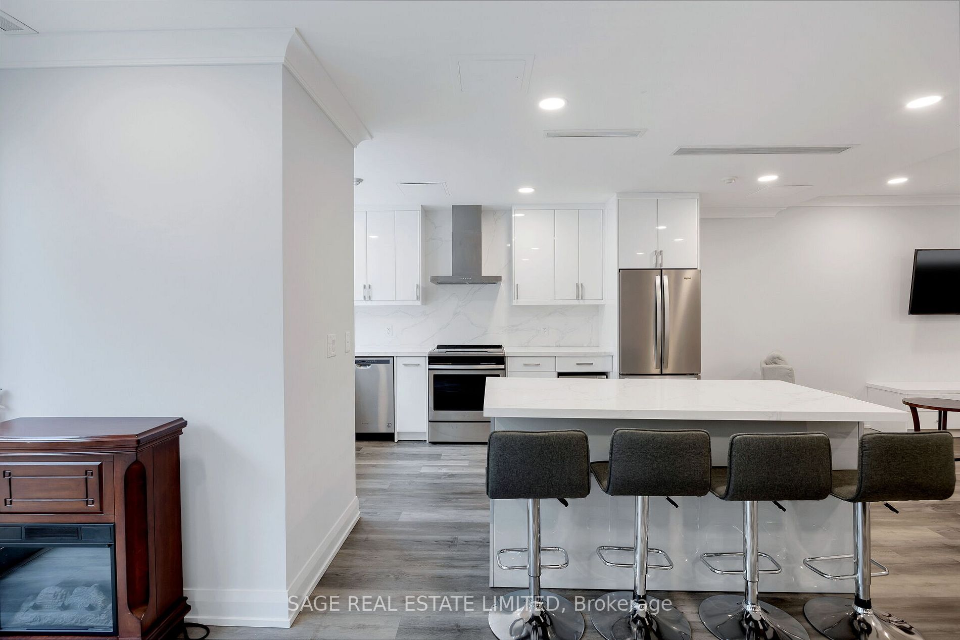 398 Eglinton Ave E, #706