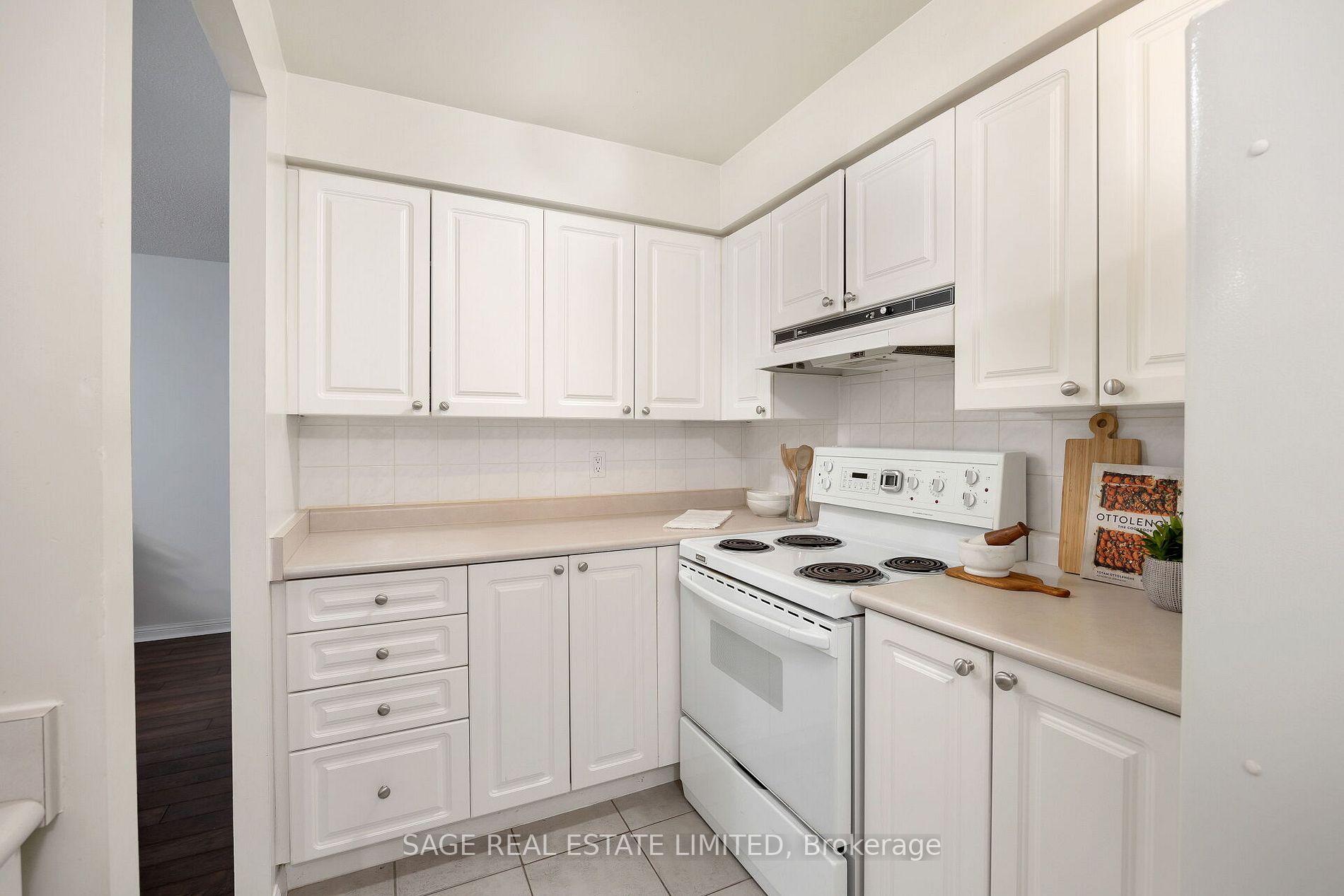 398 Eglinton Ave E, #706