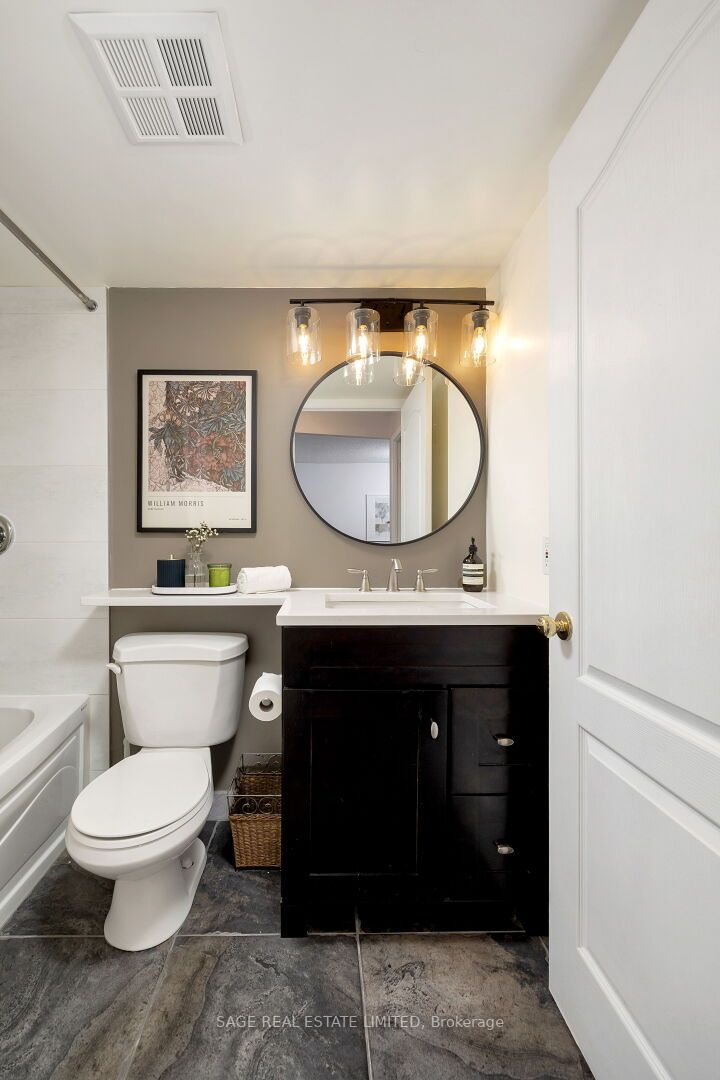 398 Eglinton Ave E, #706