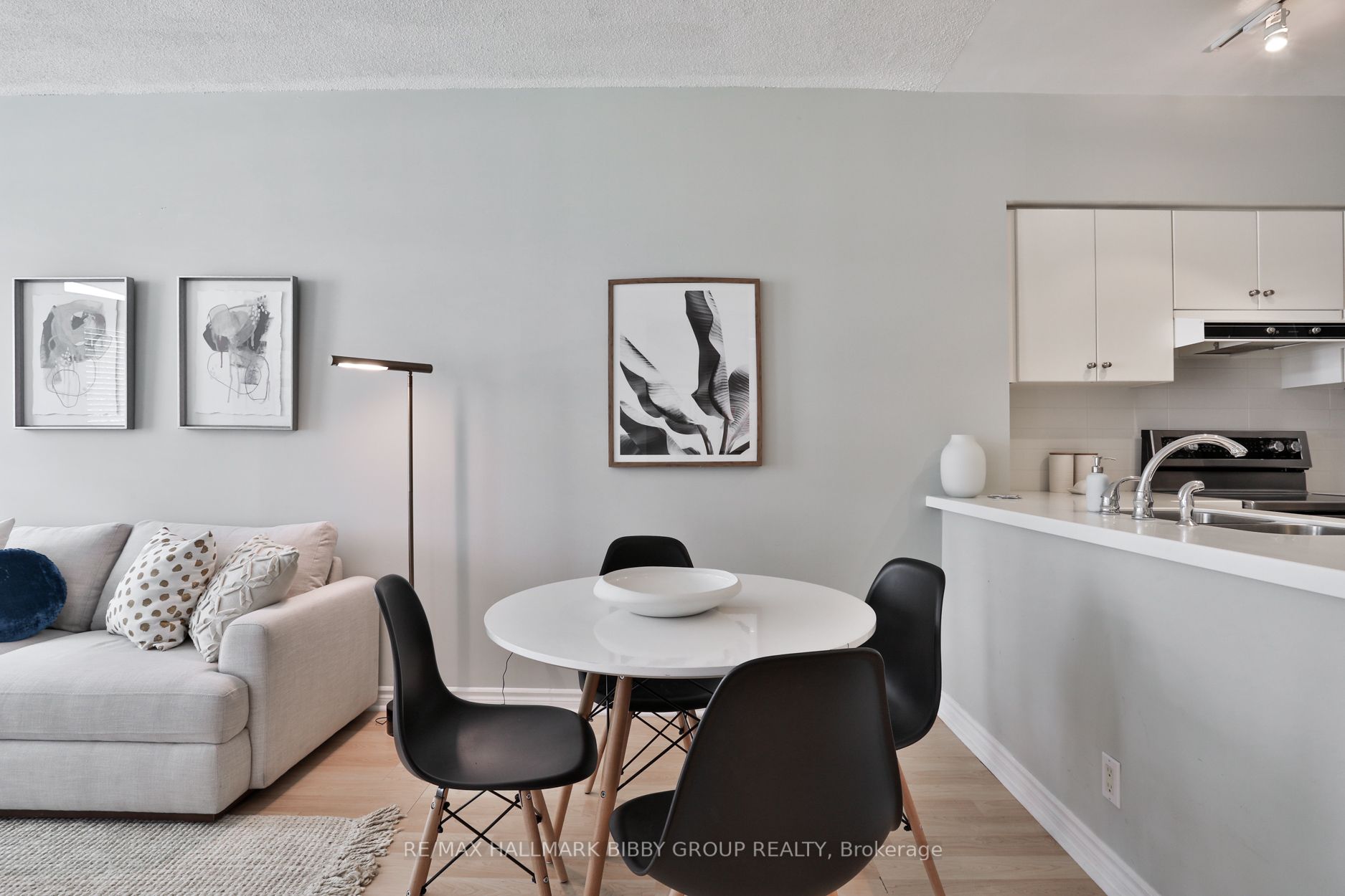 1 Deer Park Cres, #401