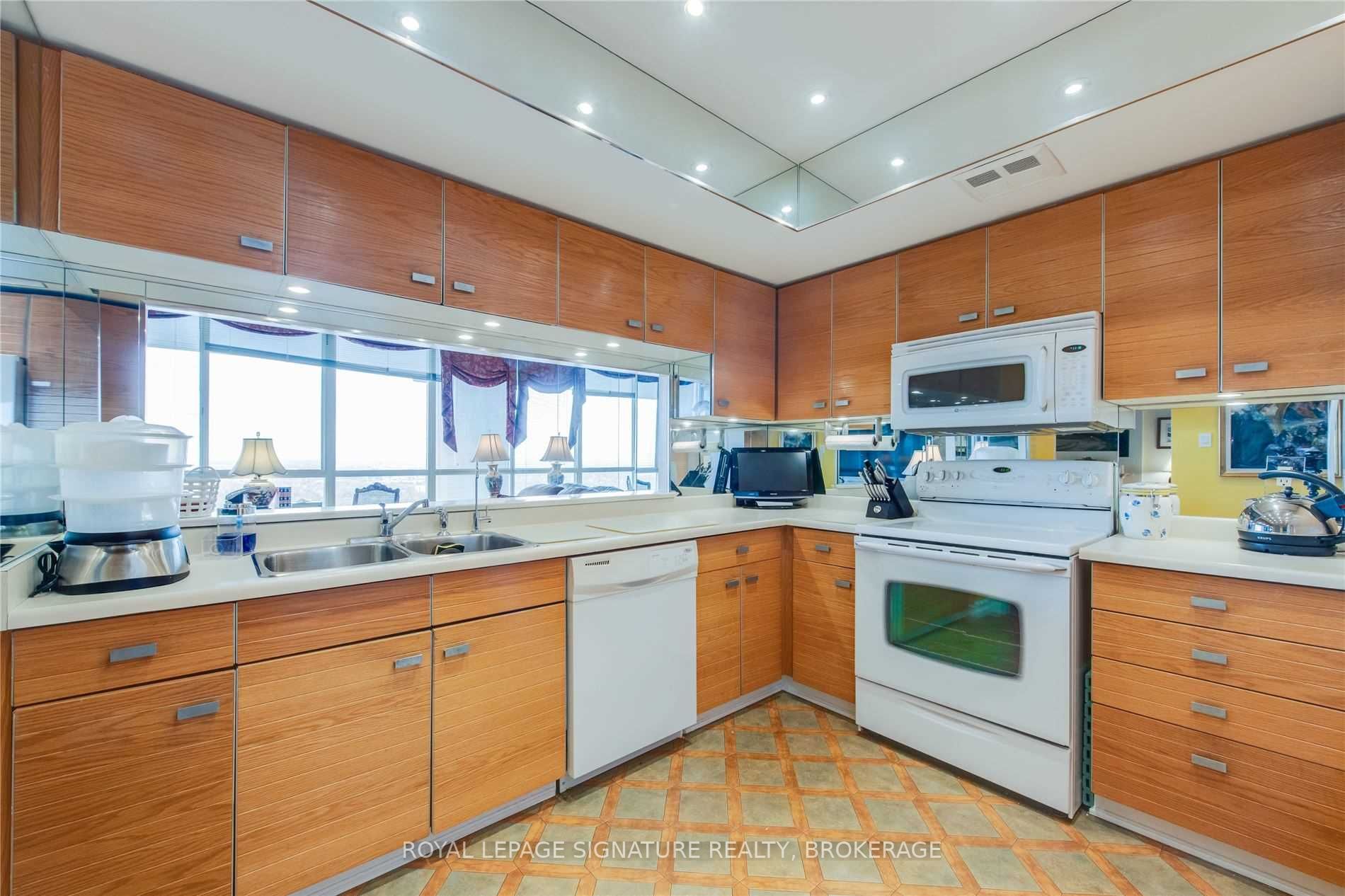 65 Skymark Dr, #2901
