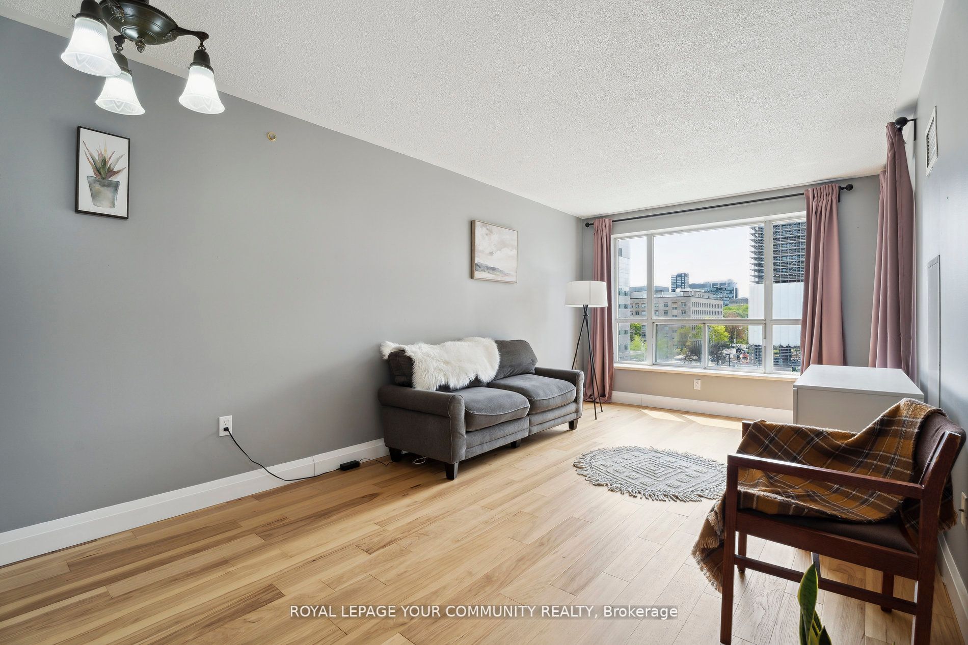 887 Bay St, #611
