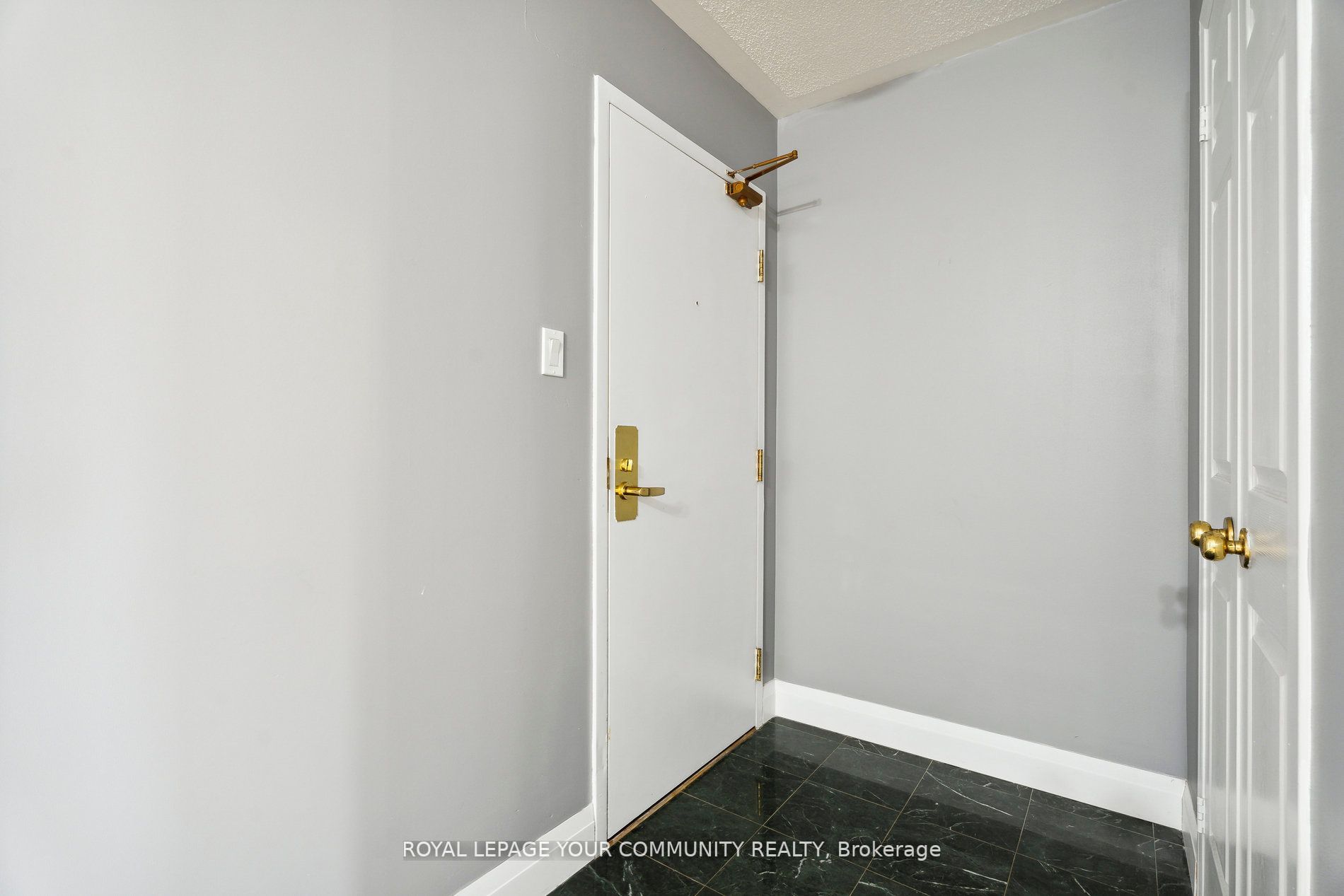 887 Bay St, #611