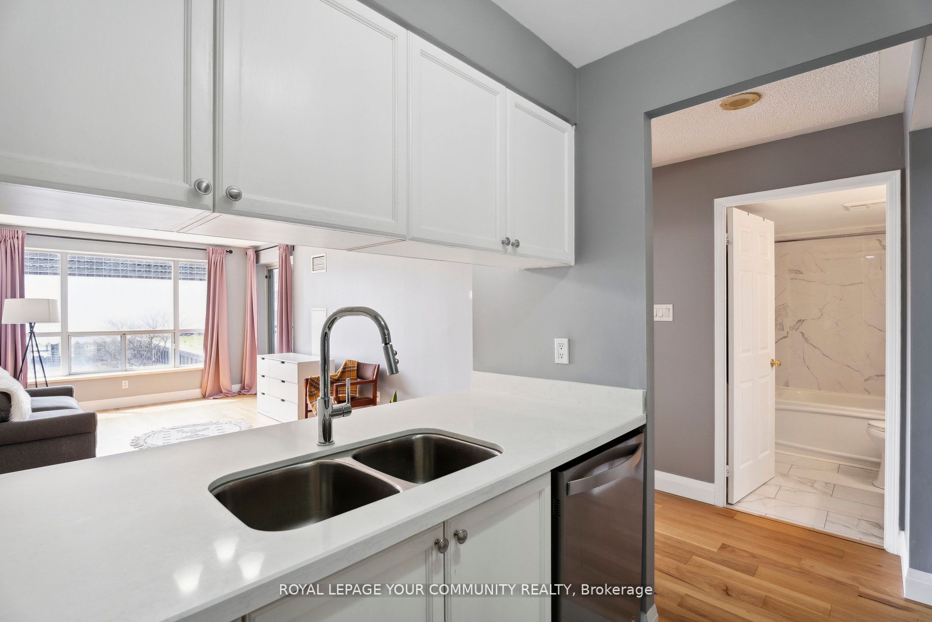 887 Bay St, #611