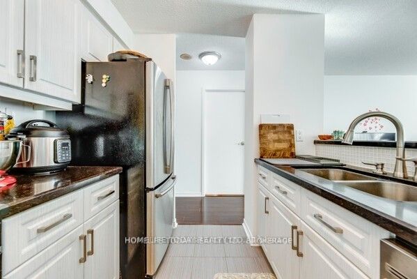10 Yonge St, #1803
