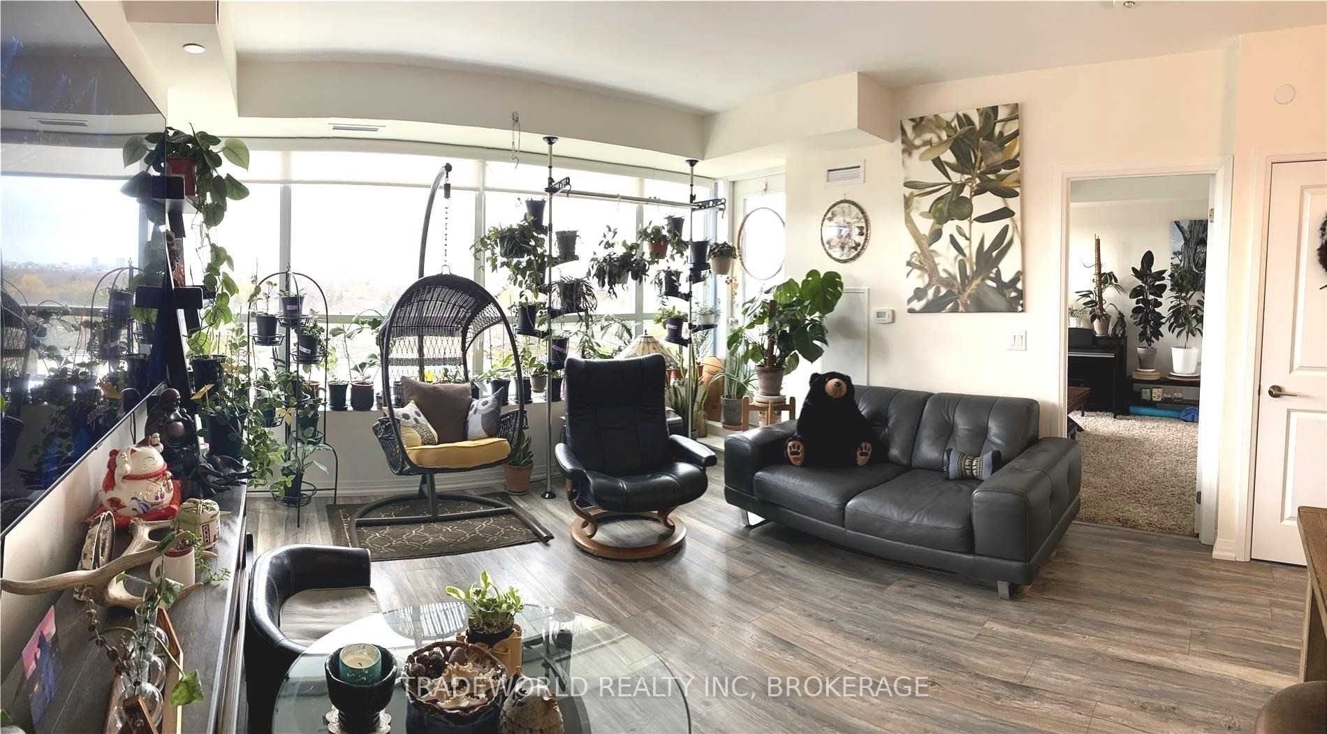 741 Sheppard Ave W, #806