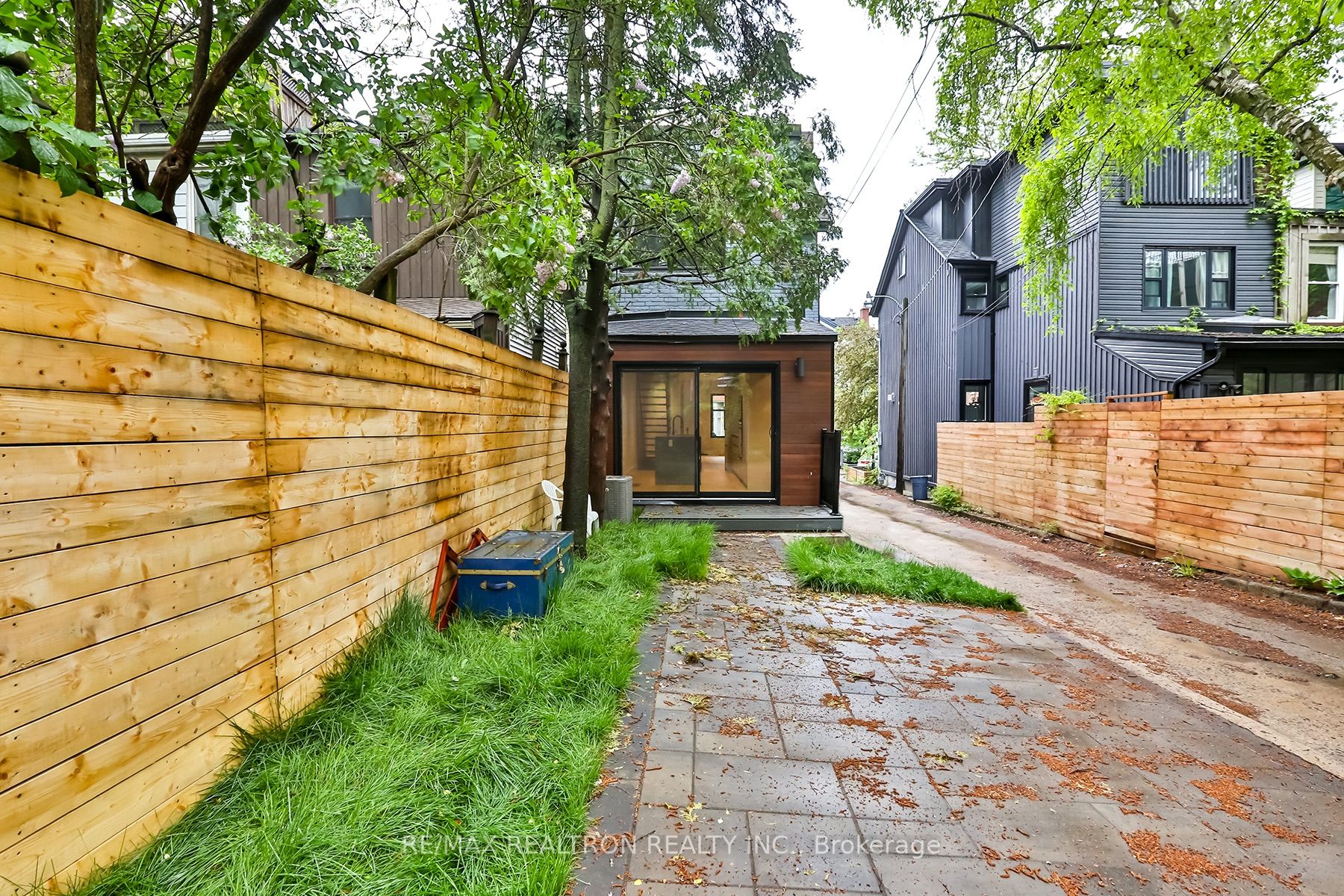 40 Salisbury Ave