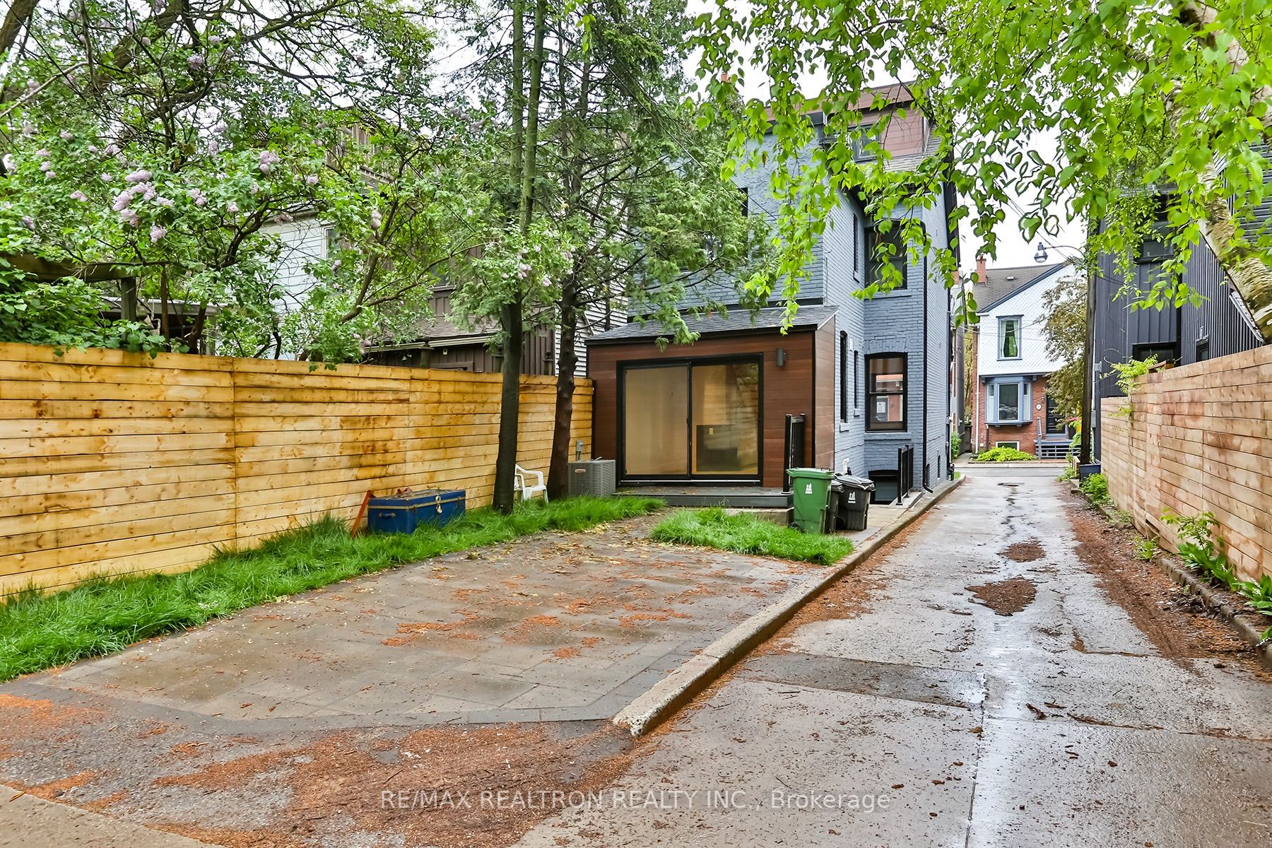 40 Salisbury Ave
