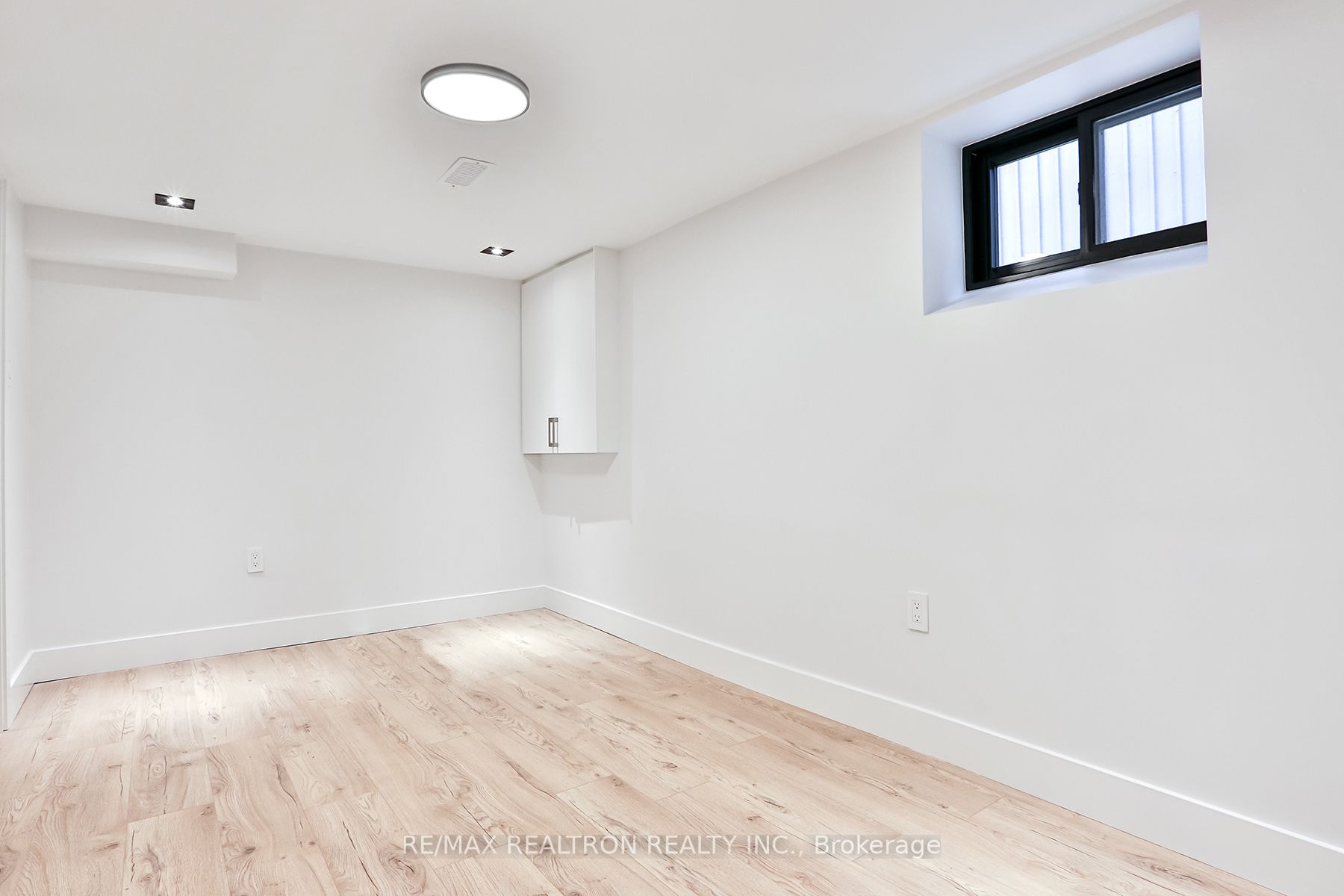 40 Salisbury Ave